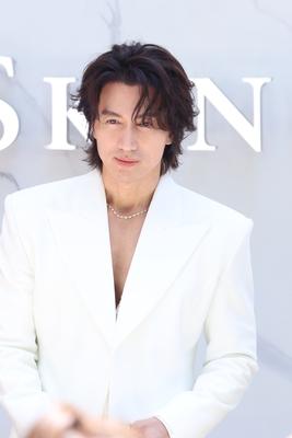 言承旭现身上海
出席修丽可品牌活动
白色穿搭好帅
发型看起来很时髦
最引人关注的