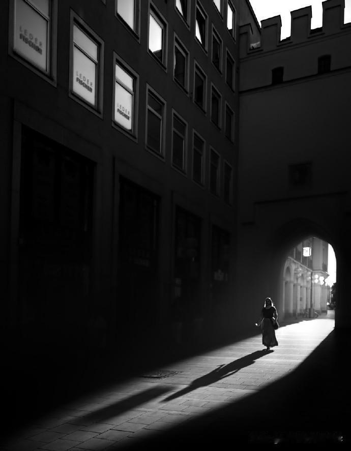 【黑白光影街拍摄影作品】 摄影师：Manuel Sieber