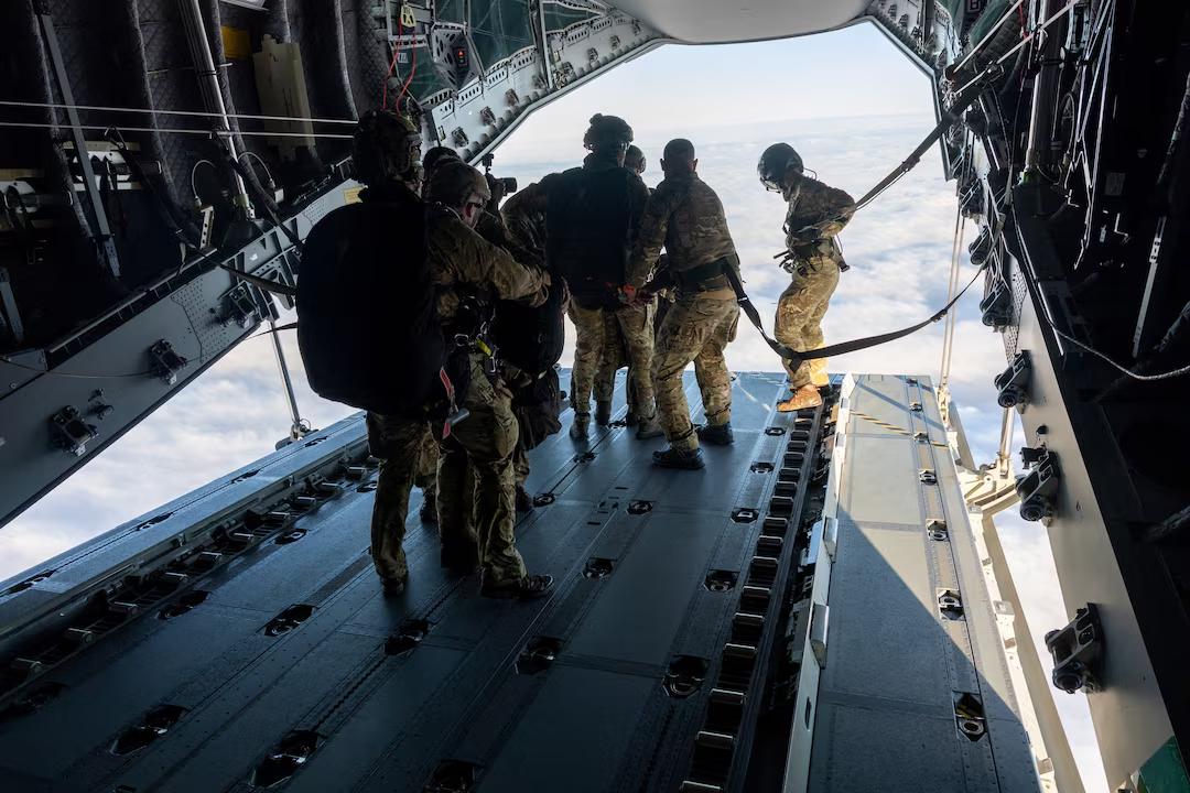 【英国伞兵空降全球最偏远岛屿，驰援汉坦病毒疫情】据外媒5月10日报道，针对南大西