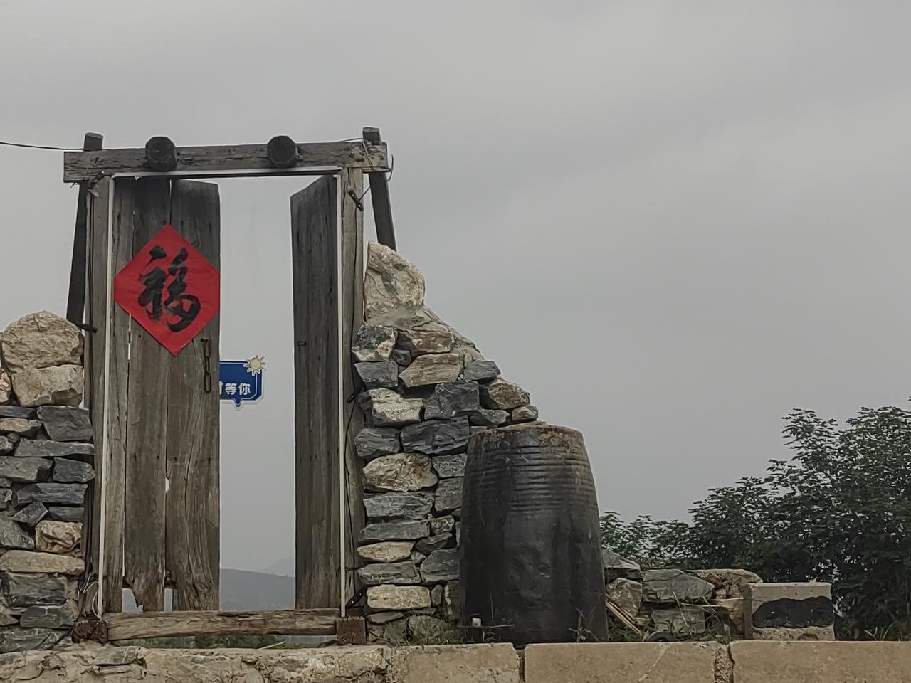 九儿走了，高粱地也没有了，空荡荡的秋千留下无尽的秋思。自古逢秋悲寂寥，我言秋日胜