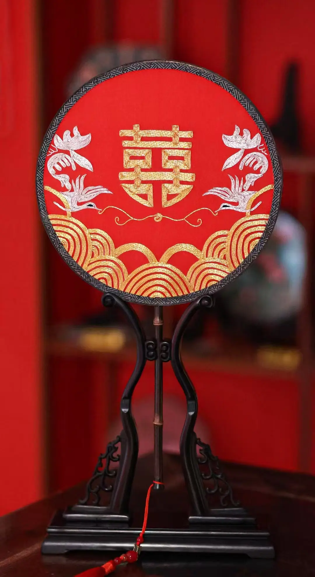 一针一线，绣尽千年浪漫；。一扇一景，藏满挚爱深情。苏绣婚扇以锦绣工艺勾...