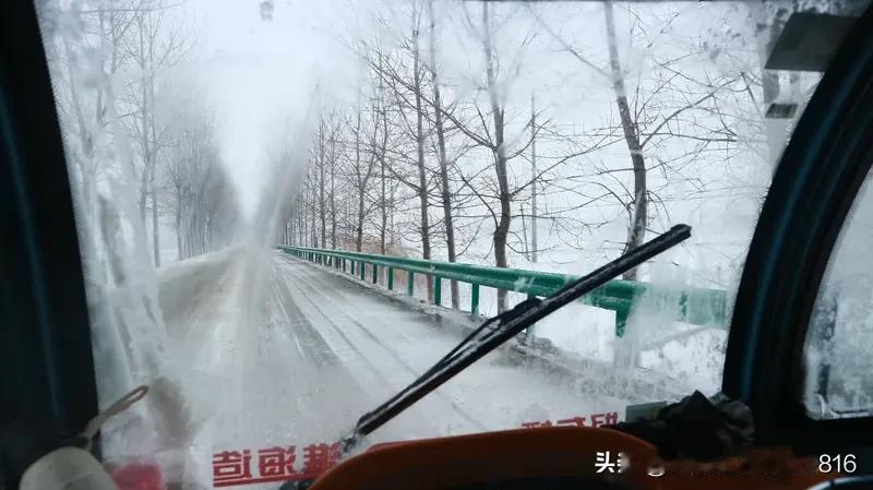 下联:好汉不吃眼前亏