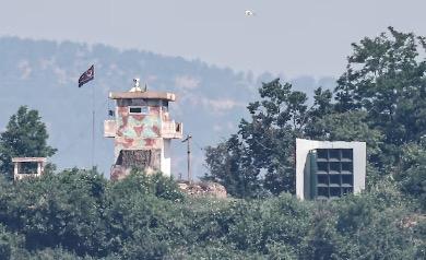 韩国军方：1名朝鲜人员越过军事分界线，已成功将其控制

7月3日夜间，一名朝鲜人