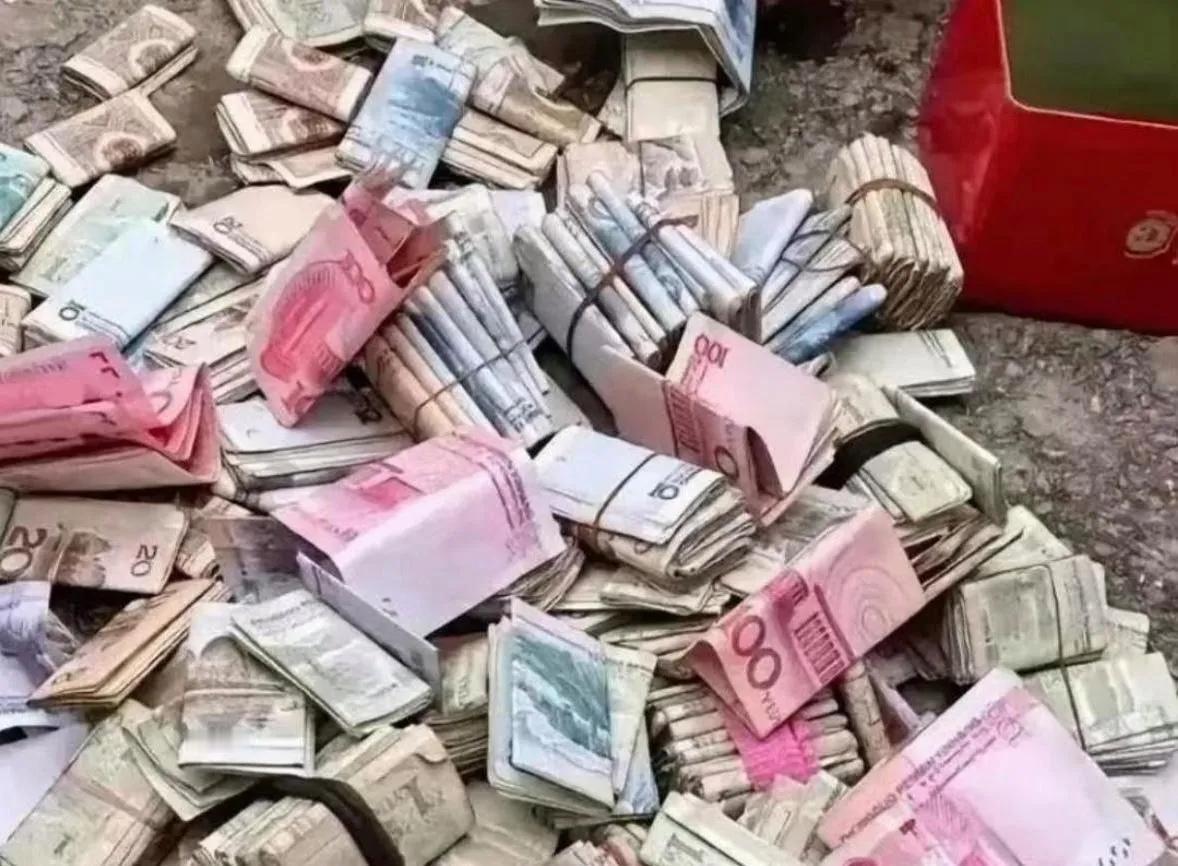 今天我老家有位93岁的五保户老奶奶去世了，人们从她的住处找出一个铁盒子，盒子里装