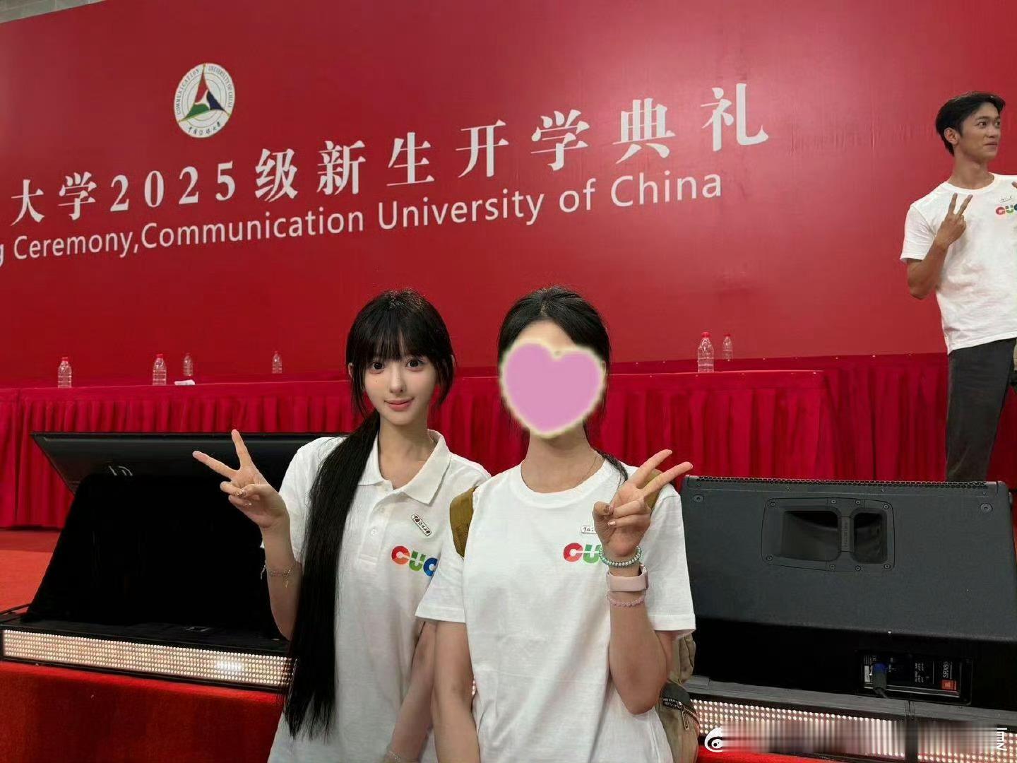 被擦妆 5 次的艺考女生，亮相中传开学典礼。 ​​​