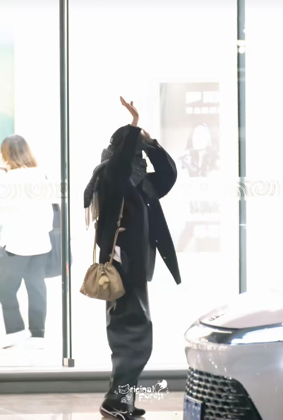 杨幂巴黎时装周素颜出发图杨幂松弛感巴黎出发 杨幂巴黎时装周素颜出发图，满分松弛感