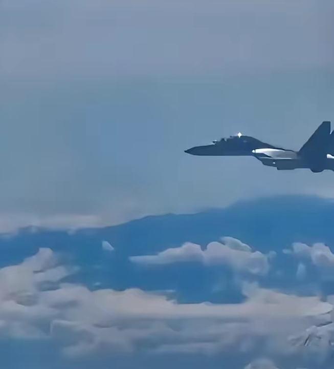 4月21号那天，解放军几架战机飞到台岛东边，按计划做例行巡逻，台军那边马上派F-