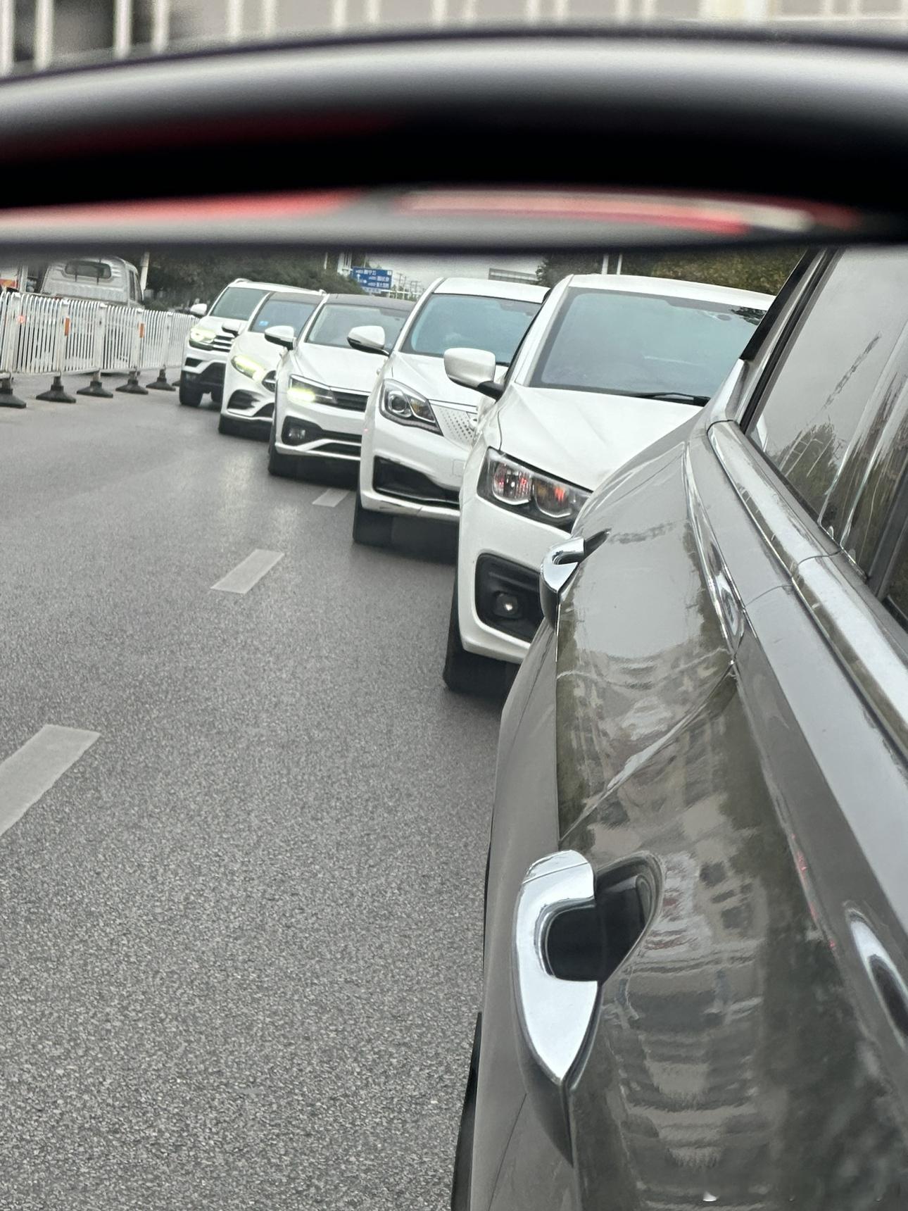 同一个教练教的？[二哈]这里不样停车[doge] ​​​