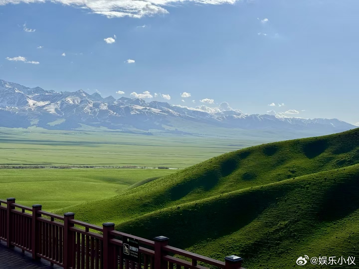 打开朋友圈我就到了目的地别人发朋友圈记录旅程，我看朋友圈体验人生！别人在沙漠追日