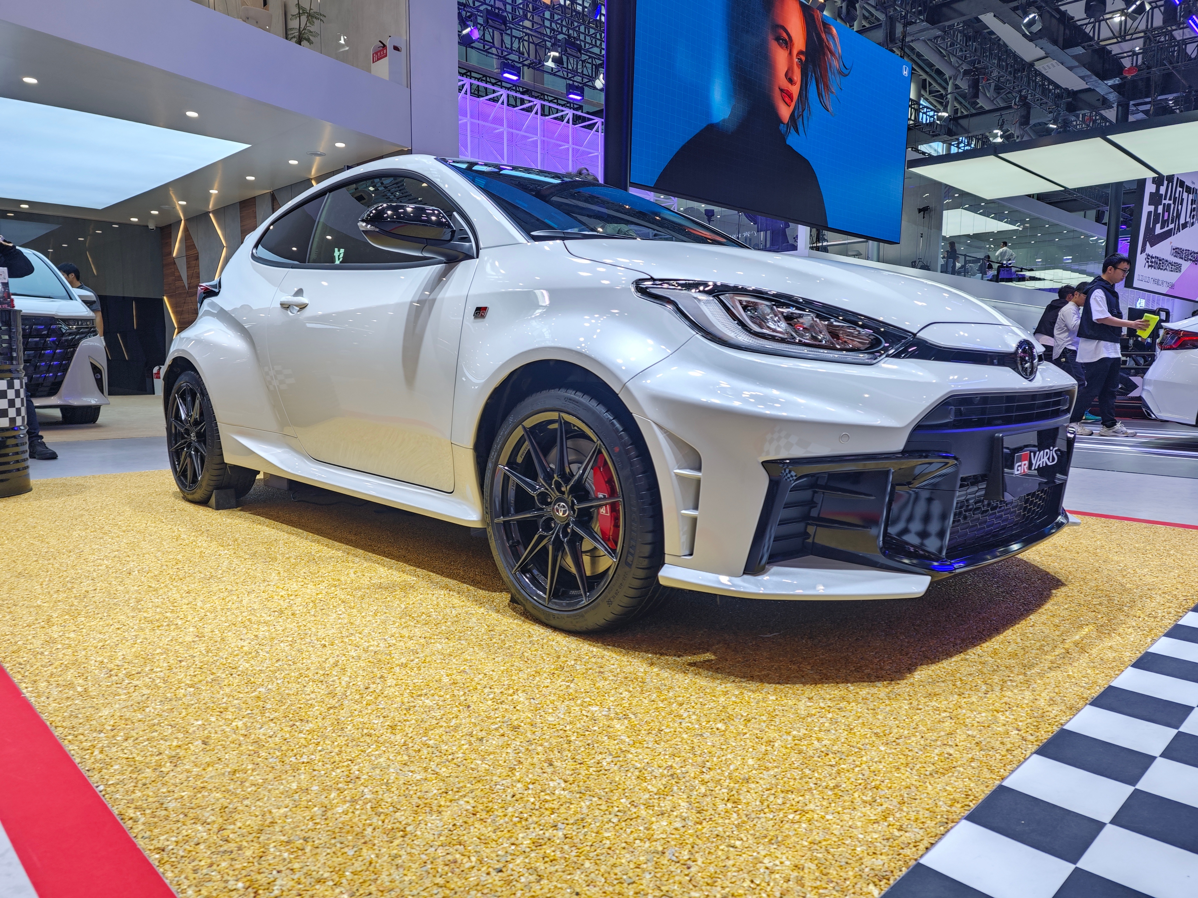 或许是不曾拥有一台手动挡车的原因，这种能踩离合的小钢炮，确实对我更有吸引力。 