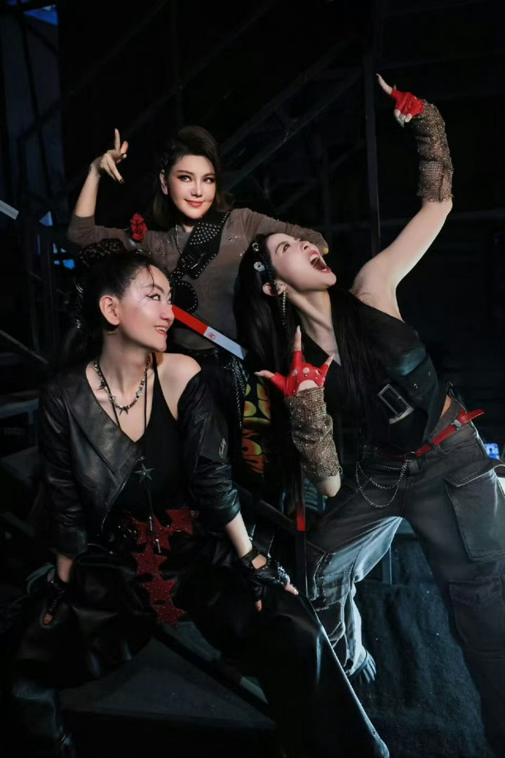 万千惠说快把一公舞台看包浆了 直播舞台的魅力就在于“一次性”。没有重来的机会，所