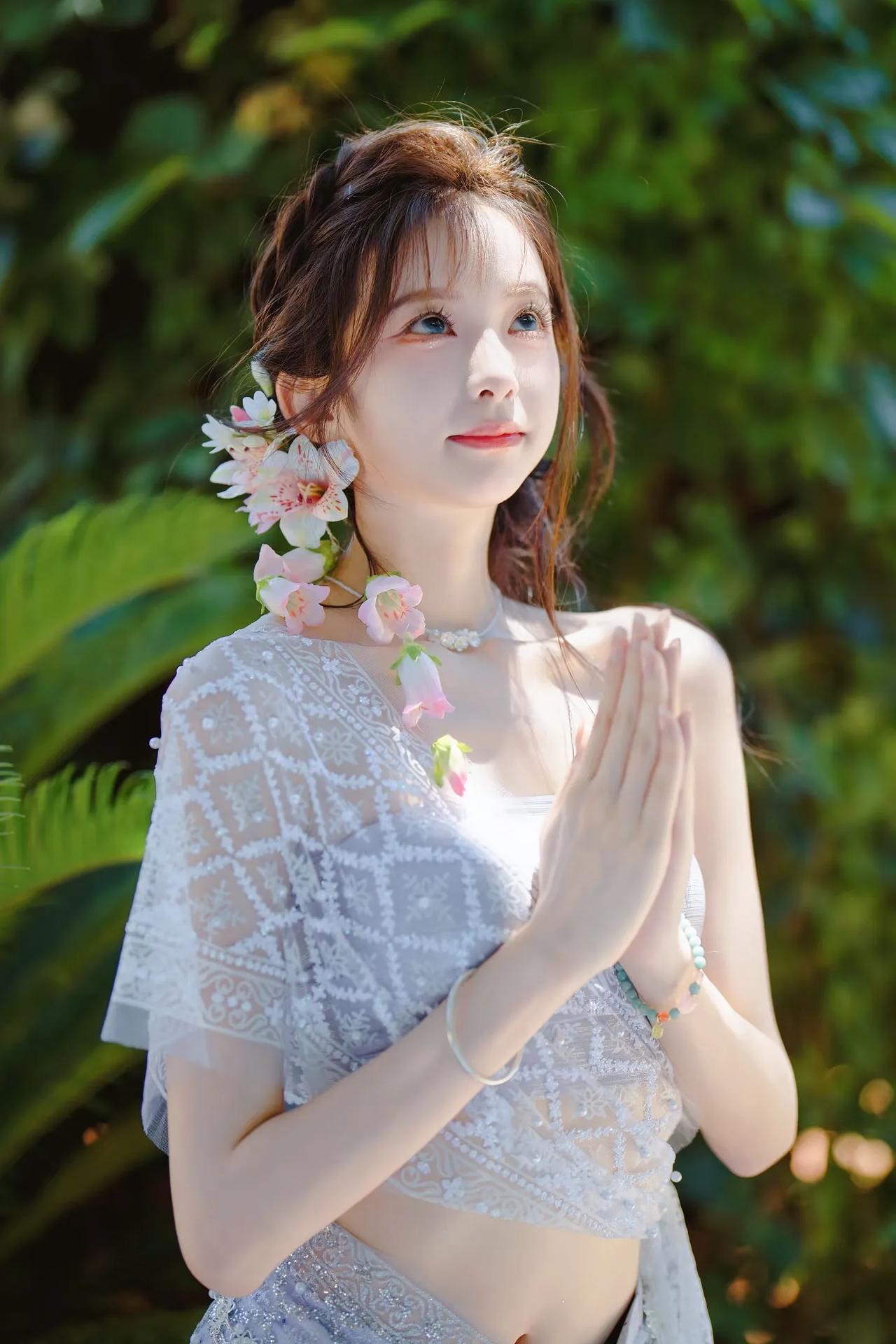 上联：银裳衬体，半肩素缕缠香雾
下联：粉蕊簪头，几瓣清芳落鬓云
对联 对对联飞花