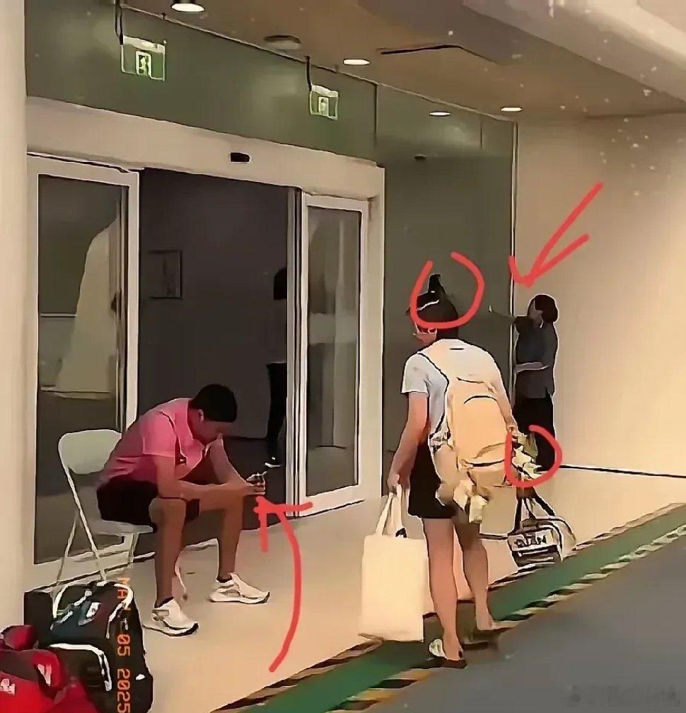 心疼死我了！​比赛结束，全红婵icon独自离开，​竟没有一个人在乎​她的情绪！她
