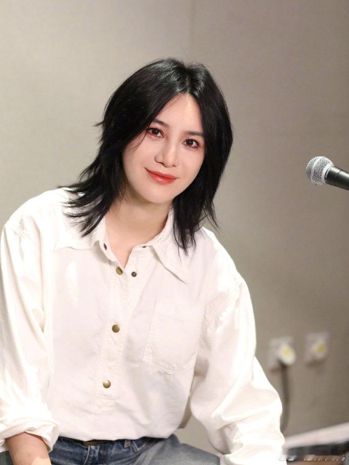 尚雯婕的敬业刻在DNA里巴黎合伙人名场面巴黎合伙人 尚雯婕的敬业藏不住！大家理货