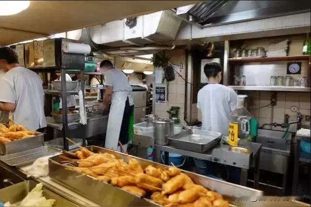 66年“祖传老油”炸出金奖美食，美味背后藏着巨大健康隐患
 
一款靠着陈年油脂成