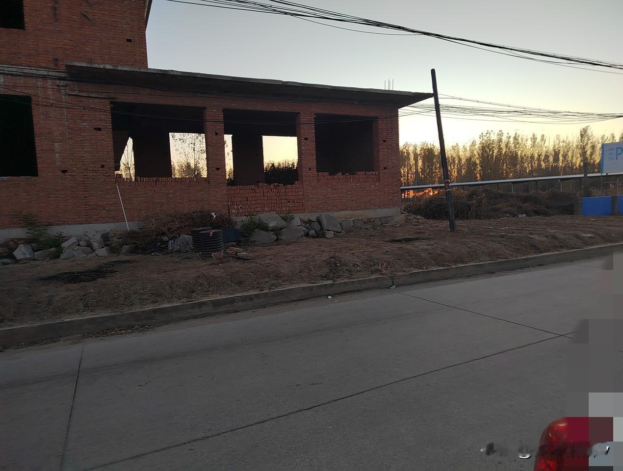 冬日生活打卡季开始以为是停车场着火了，后来走近一看，原来是太阳出来了！