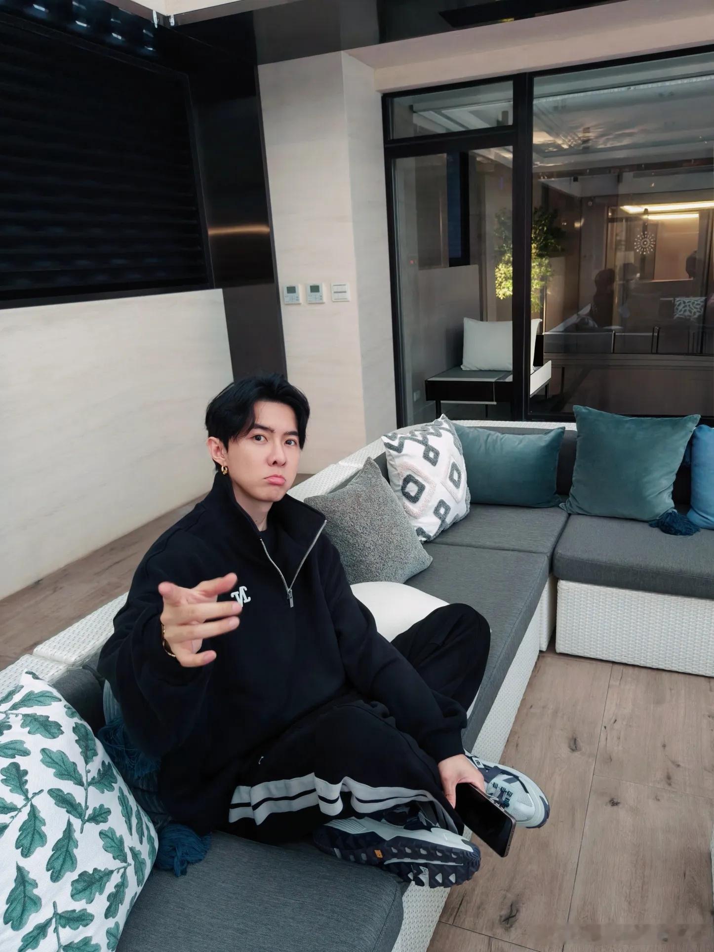 唐禹哲自首OOTD唐禹哲也是个神人第一次见自首还带拍照的 