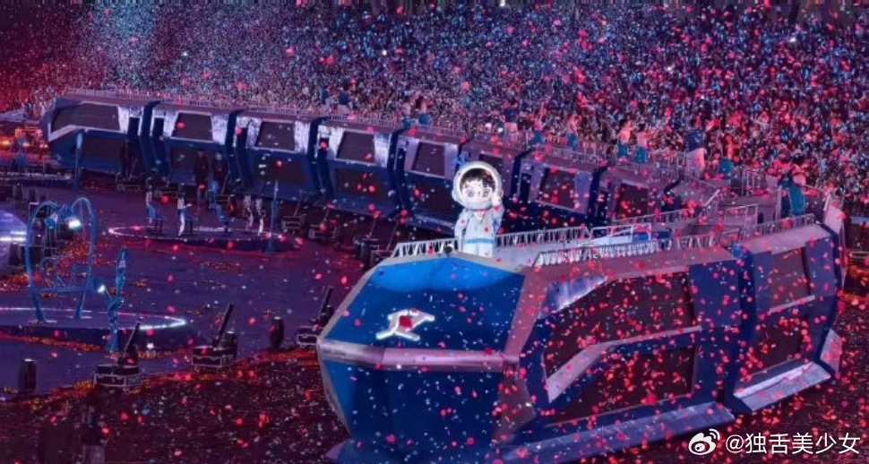 张杰鸟巢花车游行第一视角坐上JZ2026次鸟巢专列是什么体验？张杰与粉丝同游百米