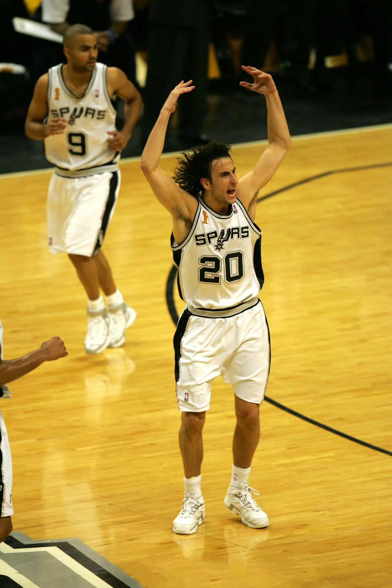 2005年的马努-吉诺比利 ​，那时候长发飘飘[呲牙]