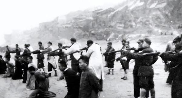 1947年8月，国民党驻盐城的师长李铁民下令将城内一百多地下党杀害，少将韩君明劝