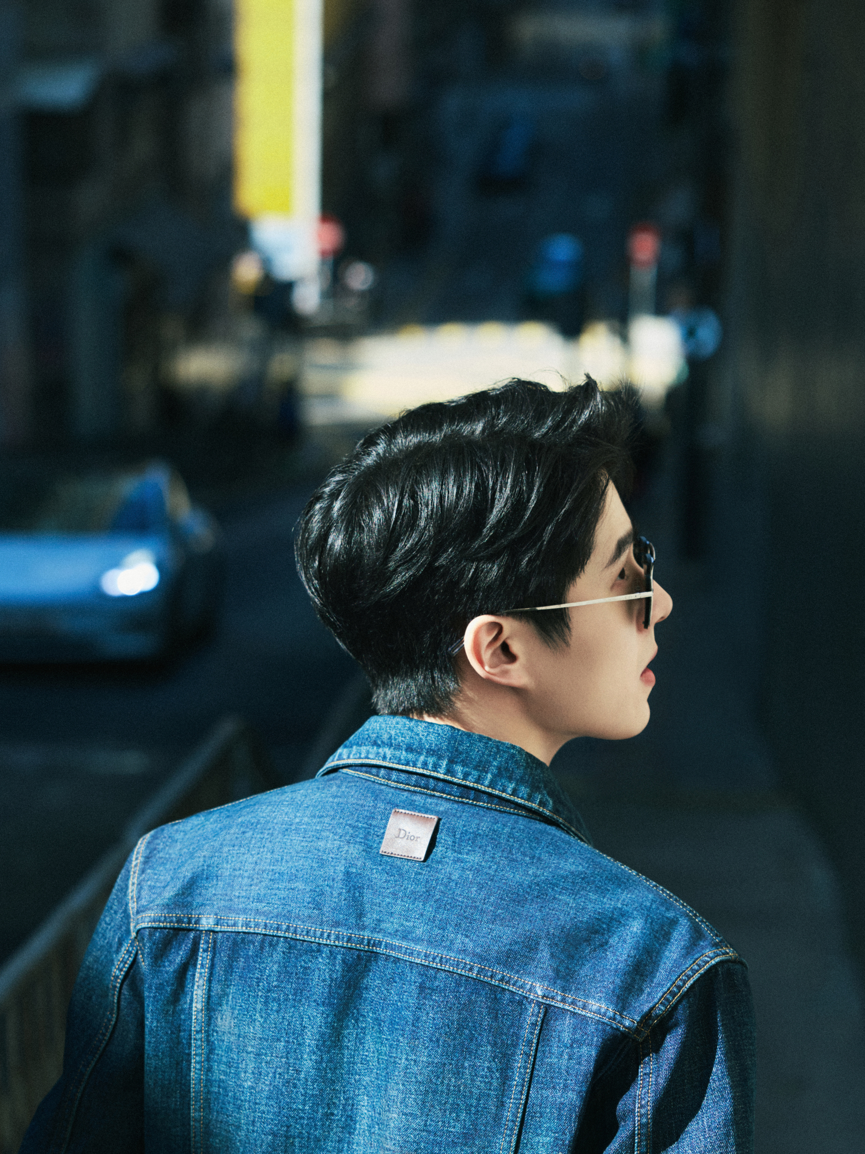 穿行香港老街 ，来自刘昊然的一组造型新片上线 ！惊喜演绎了一身来自 Dior b