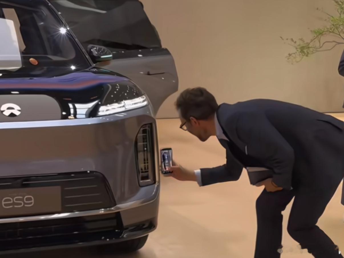 北京车展蔚来展台，老外直接怼上去拍 ES9这个大灯，不愧是搭载了 HDPL 智能