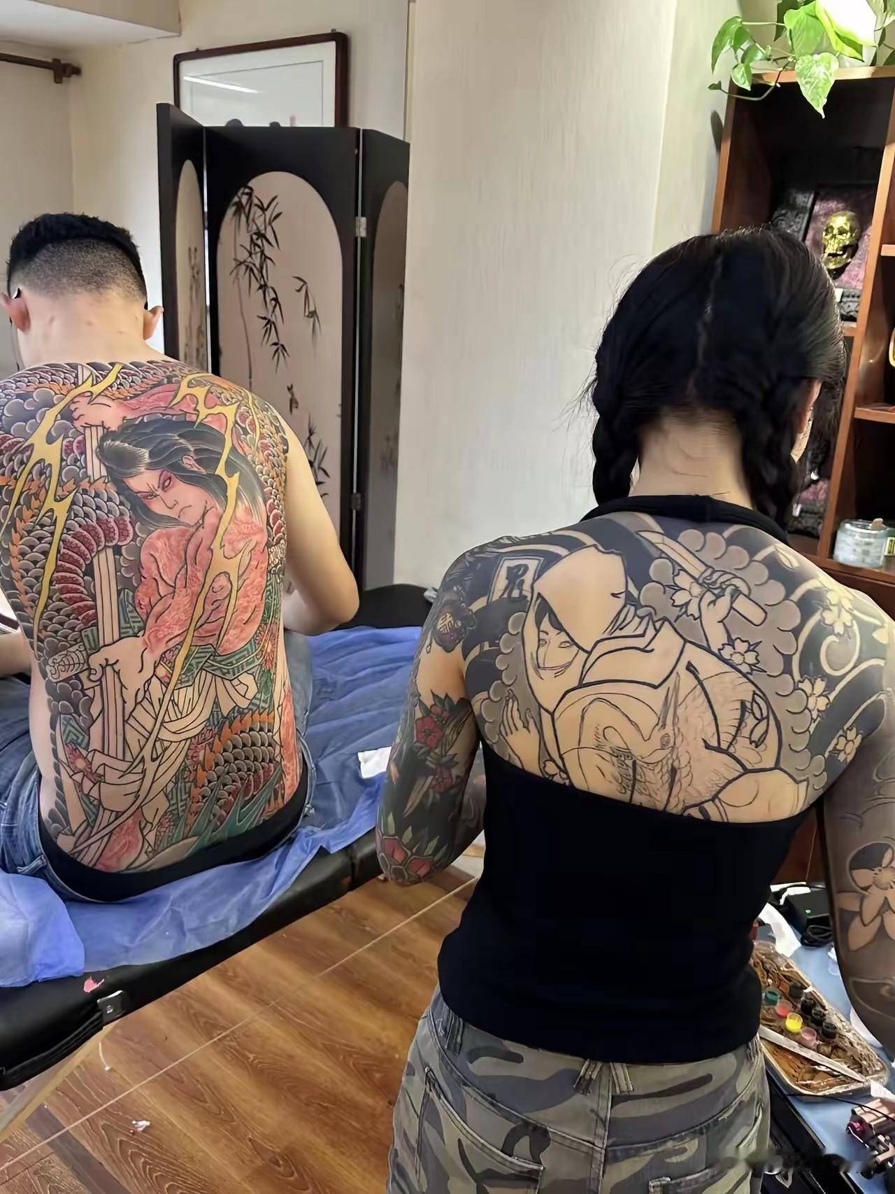 类似于这种大面积的纹身，估计情况收费也不菲，没有个千八百的恐怕也下不来，但是将来