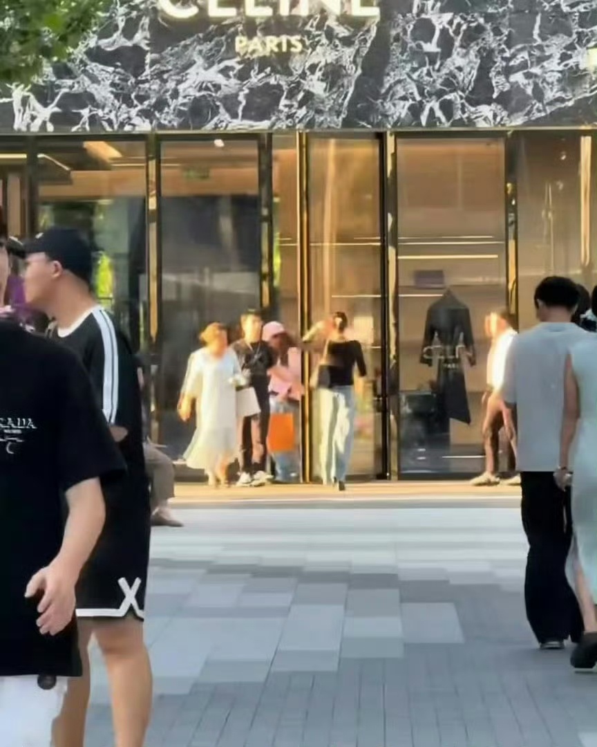 太羡慕中奖的三位小伙伴了偶遇孙千现身奢侈品门店，原来是兑现承诺，要给中奖的粉丝挑