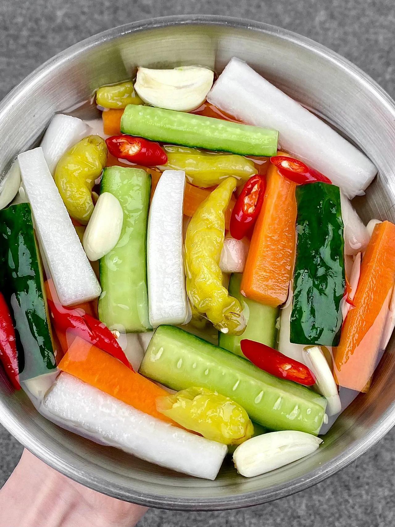 饭店里的泡椒萝卜为什么那么好吃?
       这样做的泡椒萝卜，酸辣过瘾清爽脆