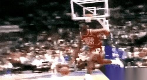 很多人都看过乔丹那个罚球线扣篮的镜头。
但很多人都忽略了，他起跳前，是从球场的另