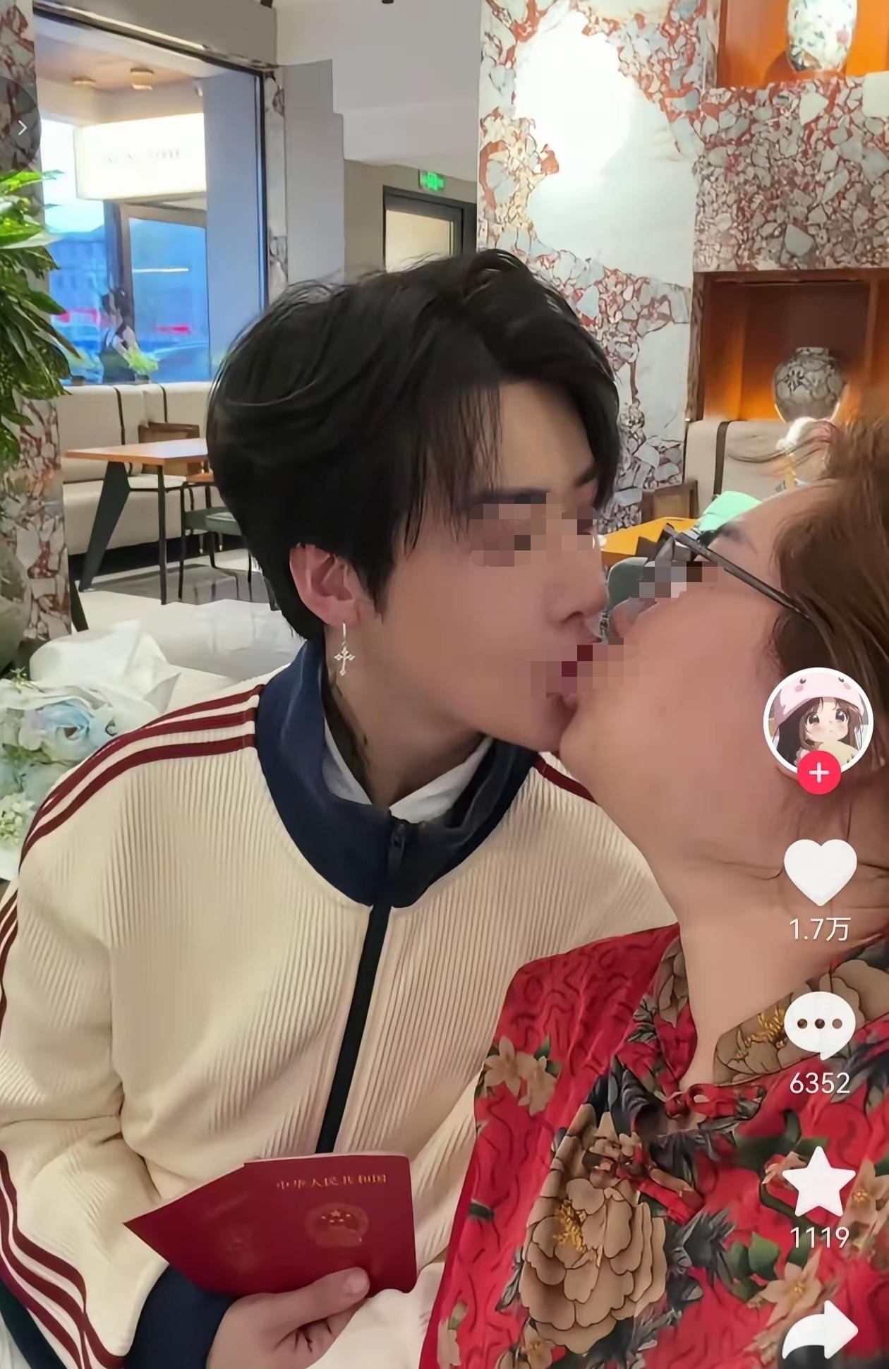 “这得饿成啥样啊！”38岁160斤的女子，自认为魅力出众，二婚拿下00年小鲜肉，