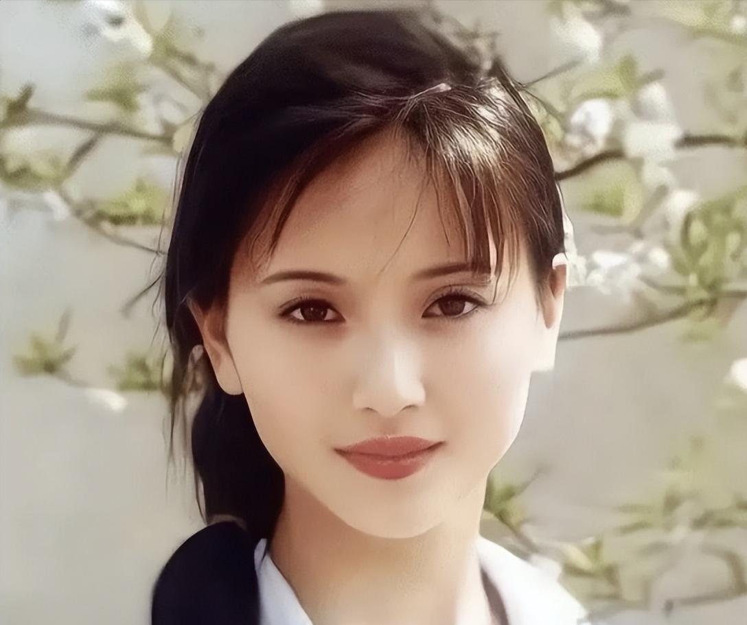 演员侯勇说：“1992年，在央视春晚的后台，我第一次见到陶慧敏，就在心里想，天哪