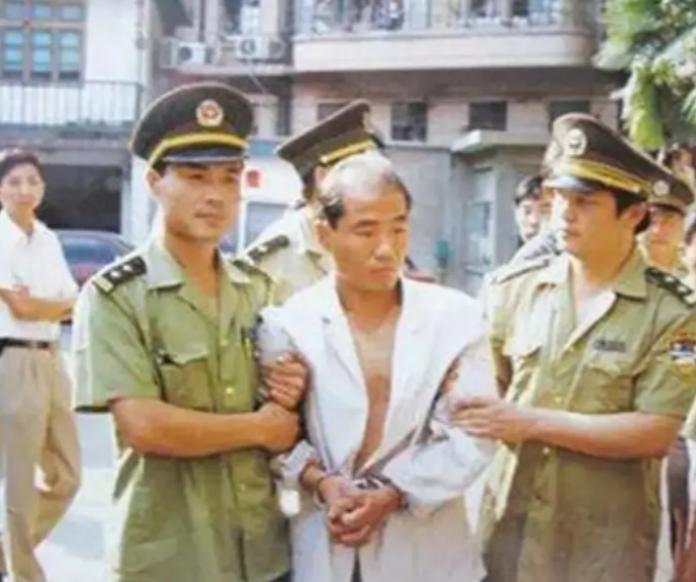 1996 年，女作家戴厚英刚从超市回来，就被藏起来的陶锋用花瓶打倒在地。临终之际