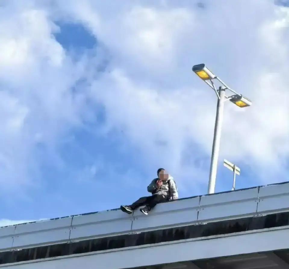 据日媒报道，今天下午，一名我国男子在大阪关西机场航站楼坠落，被送往医院后不治身亡