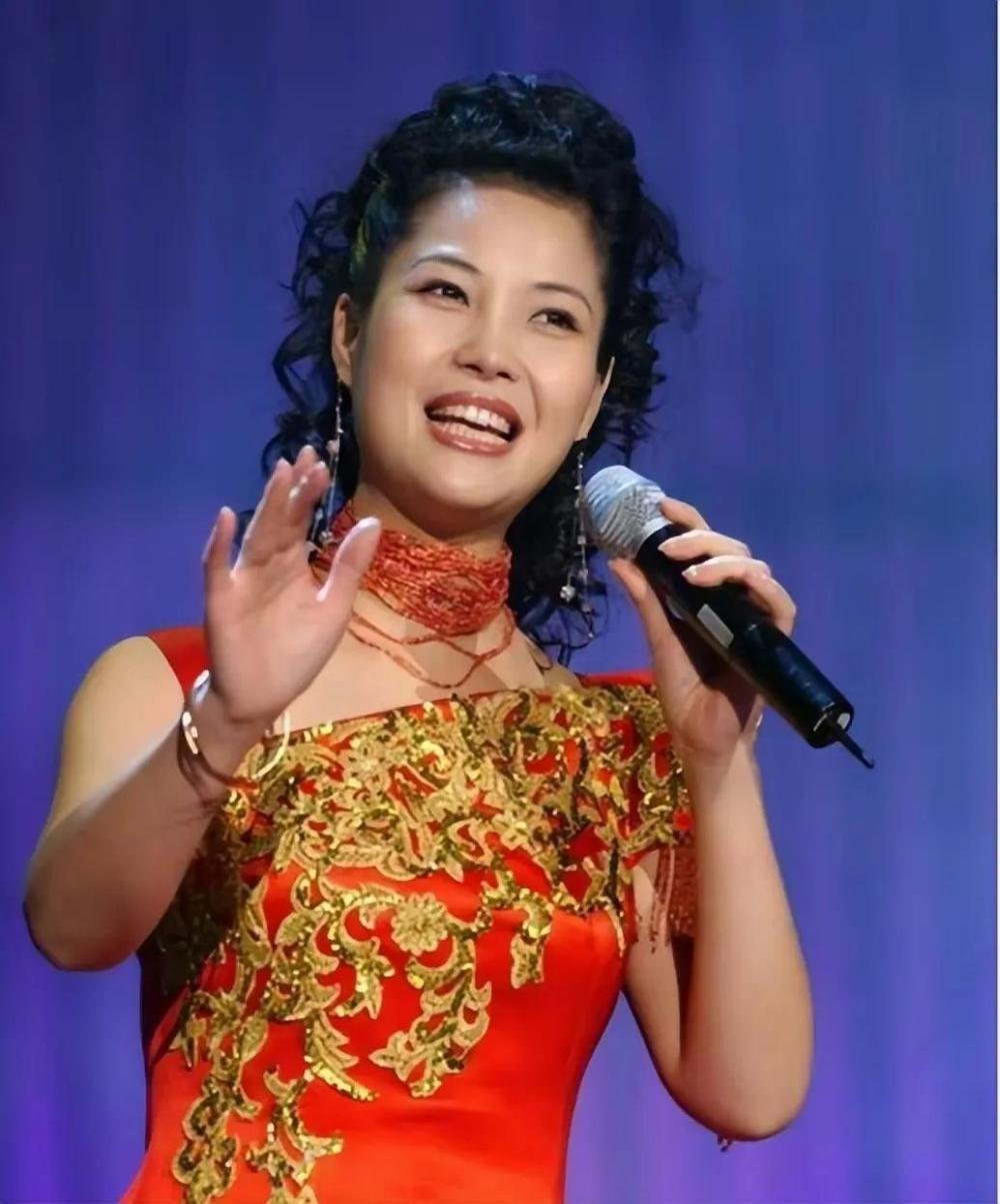 主持人，鲁豫，采访梦鸽夫妇，问，你和李双江第一次牵手，是在什么地方。梦鸽说，那是