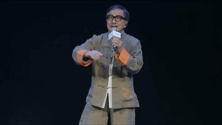 #成龙入行62年拍过将近300部电影# 成龙大哥的每部作品我都会看，这次参加荣耀