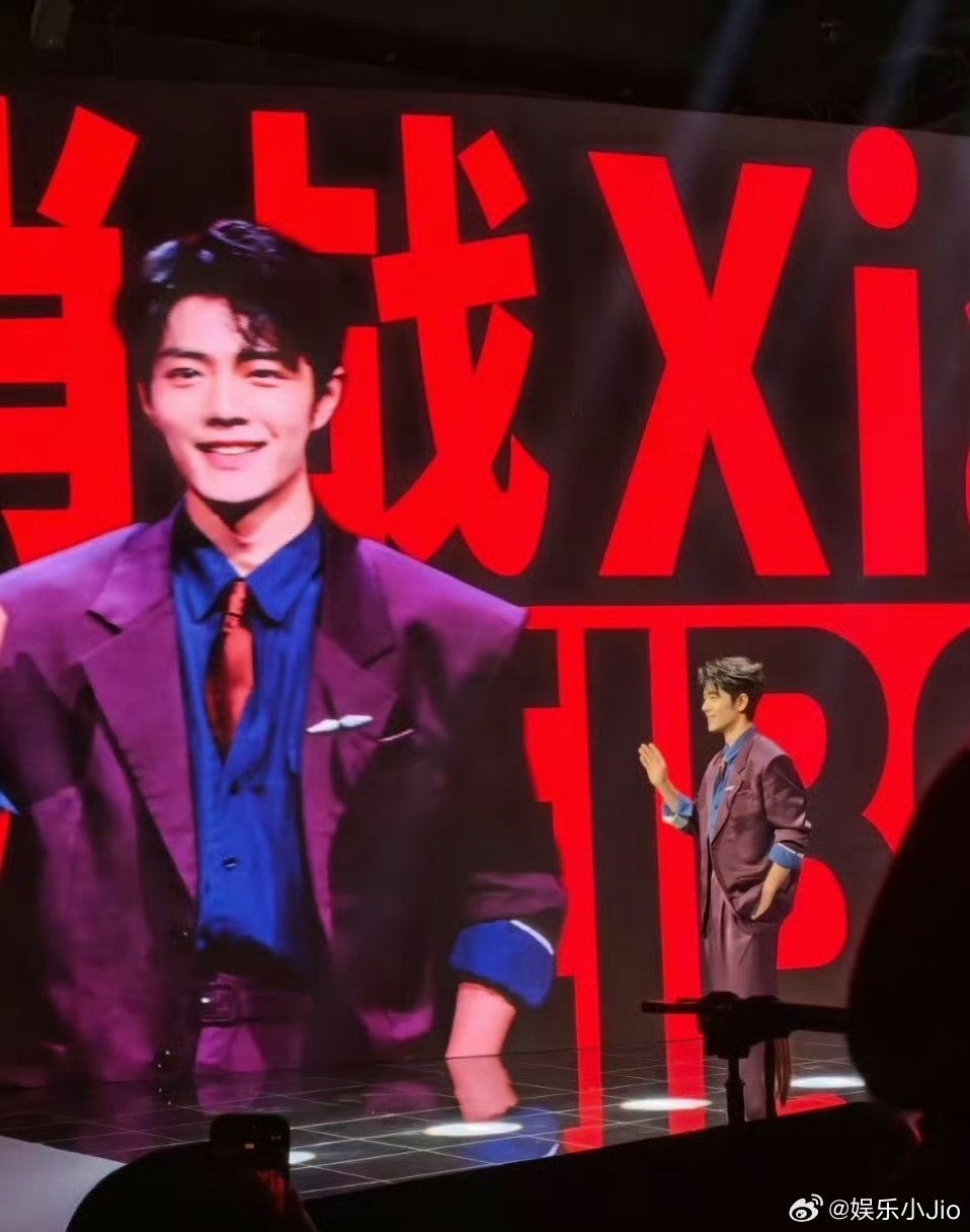 肖战红毯出场后的大屏真的好红吧已经红得发紫了微博之夜