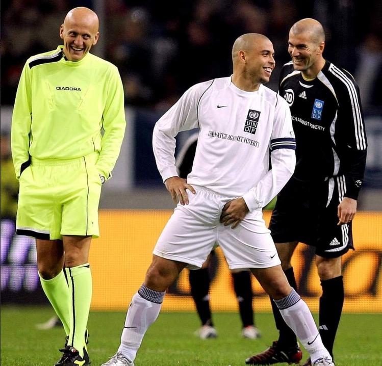 球迷们，您建议他们仨洗头用什么洗发水？[笑哭]

罗纳尔多对齐达内说：科里纳用飘