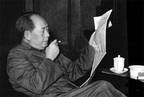 1969年，有一次开会，坐在旁边的李先念抽着雪茄烟，主席总是眼巴巴地看着他。开会
