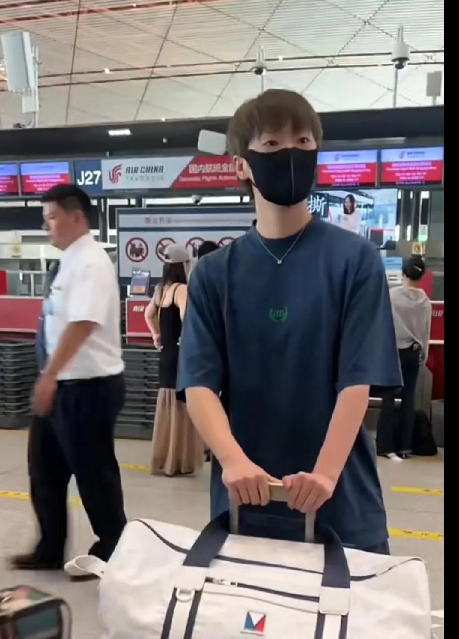 王曼昱出发厦门，乒超赛场等她闪耀！
 
今天终于蹲到王曼昱现身机场，准备奔赴福建