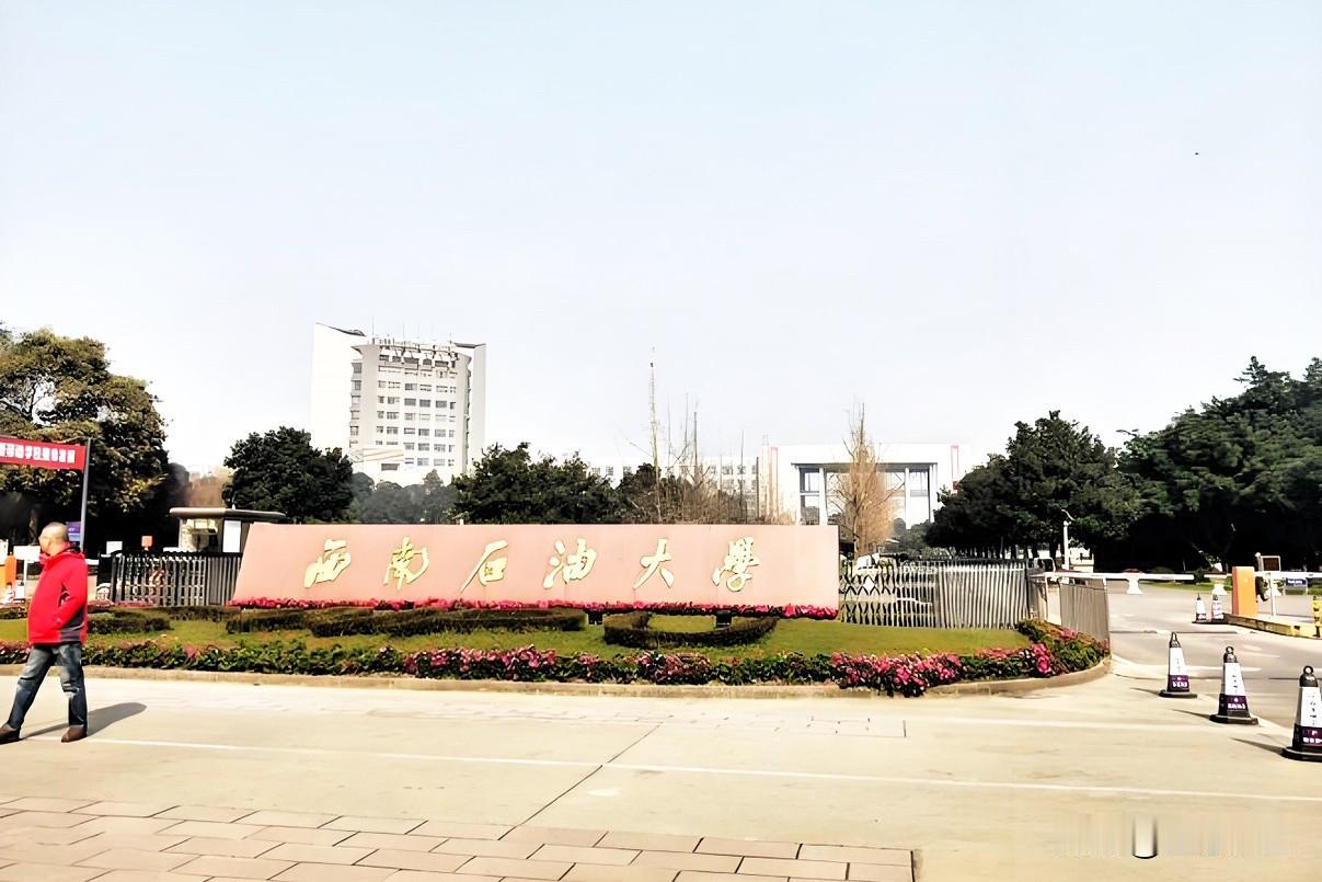 告别单向灌输课堂！十五五推进探究式学习，让学习从被动背诵变成主动思考

传统填鸭