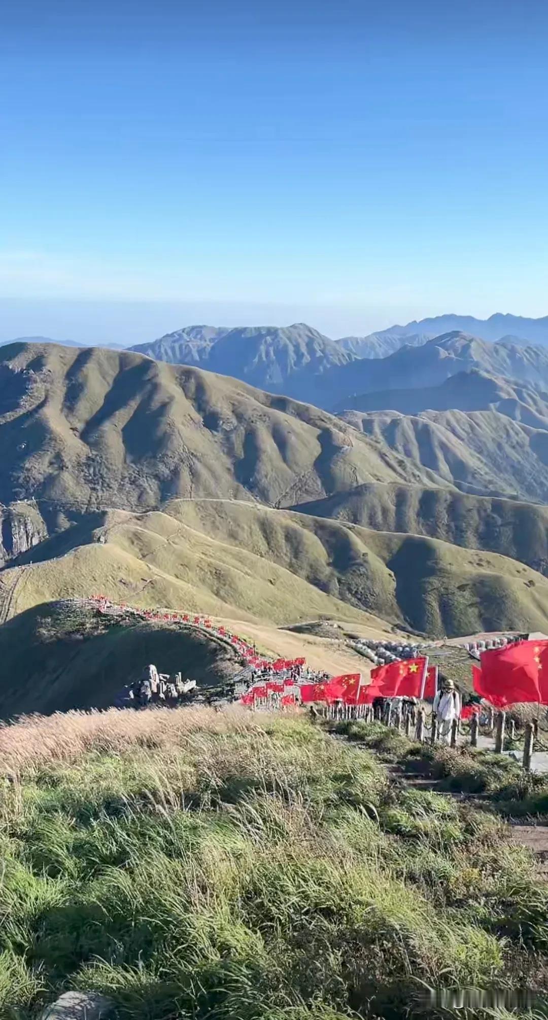 国庆节祝福语送给朋友，送给祖国，祝朋友们国庆节快乐！祝祖国繁荣昌盛！

1. 亲