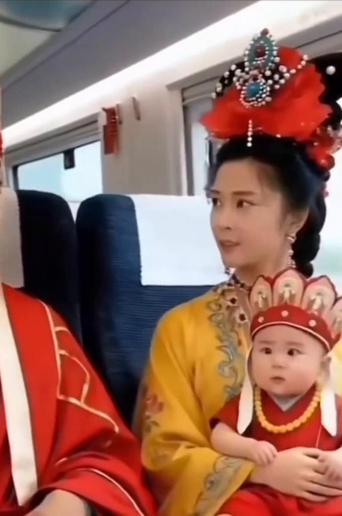 女士们、先生们，欢迎乘坐幸福的高铁。