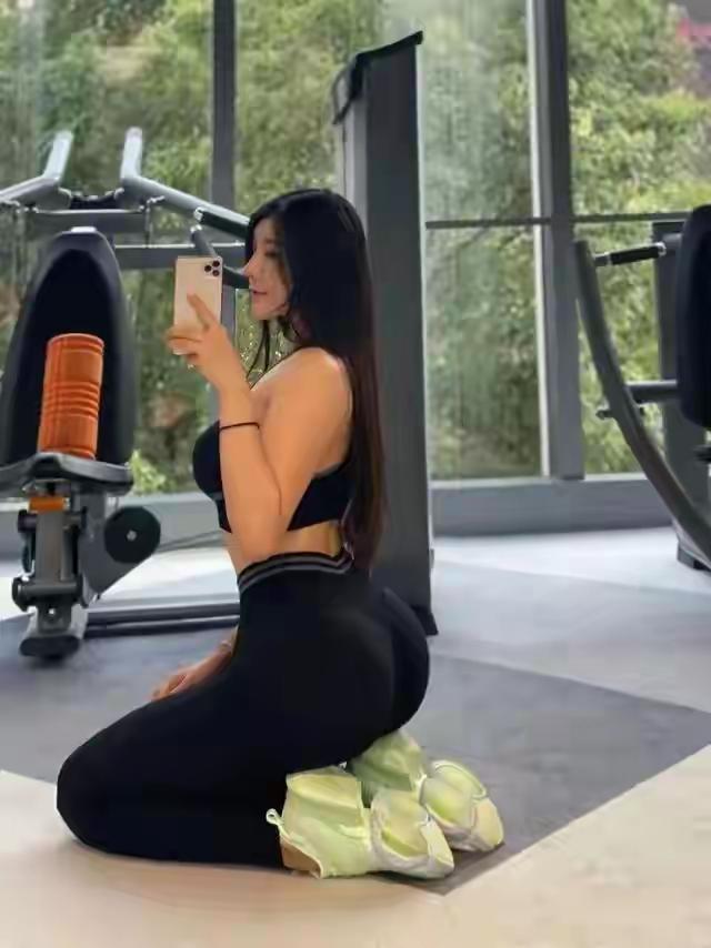 听说过女神，
第一次听说还有臀神，
这位美女叫刘太阳，
多次获得身材比赛冠军，