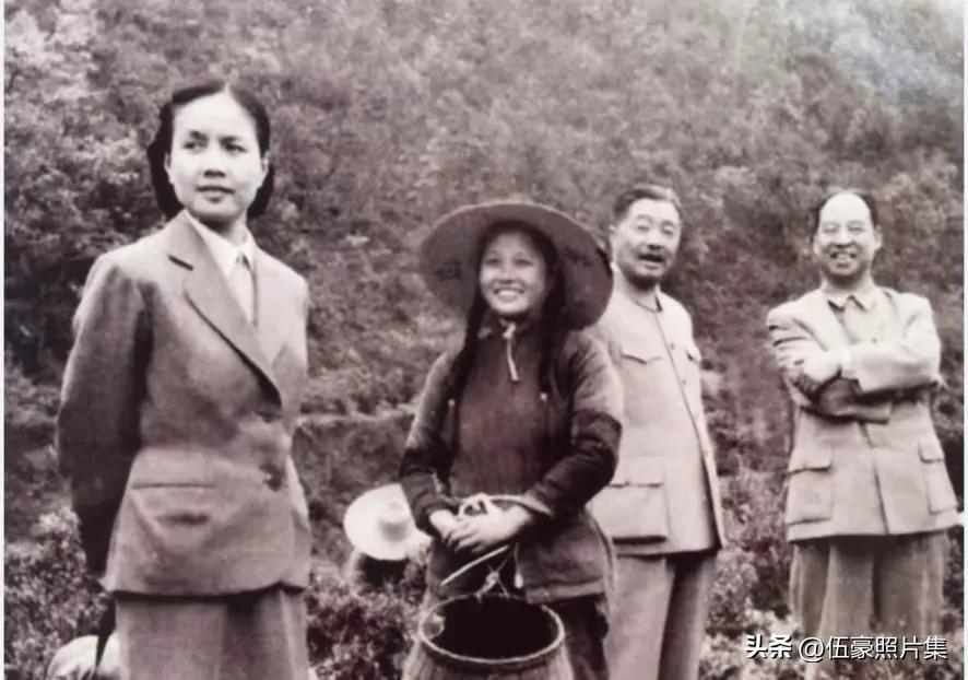 上世纪五十年代后期，彭真与夫人张洁清（左一）同贺龙元帅等在一起的照片。彭真与贺龙