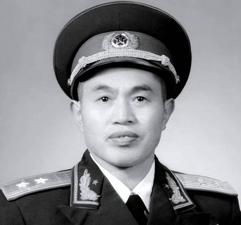 1946年，皮定均被困，联系不上主力军，只好让电台直呼延安，不久电波传来指令，仅