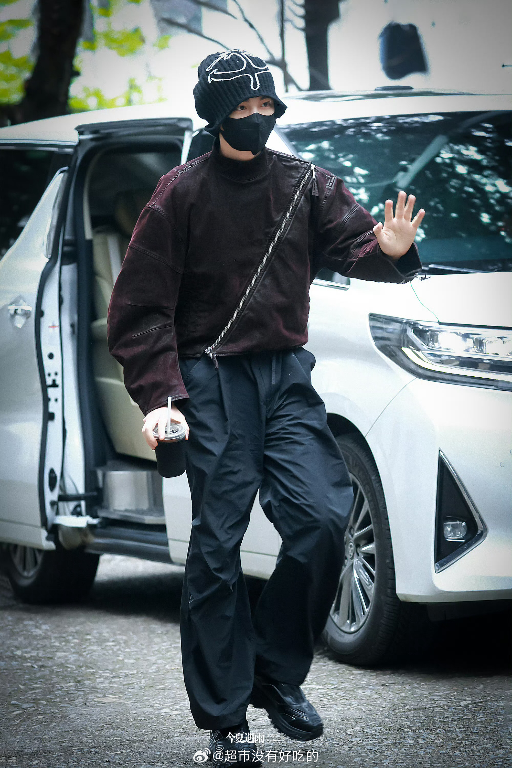 丁禹兮《司宫令》今日上班路透每天路透都有拆盲盒的感觉穿搭完全不重样，沪上潮男太会