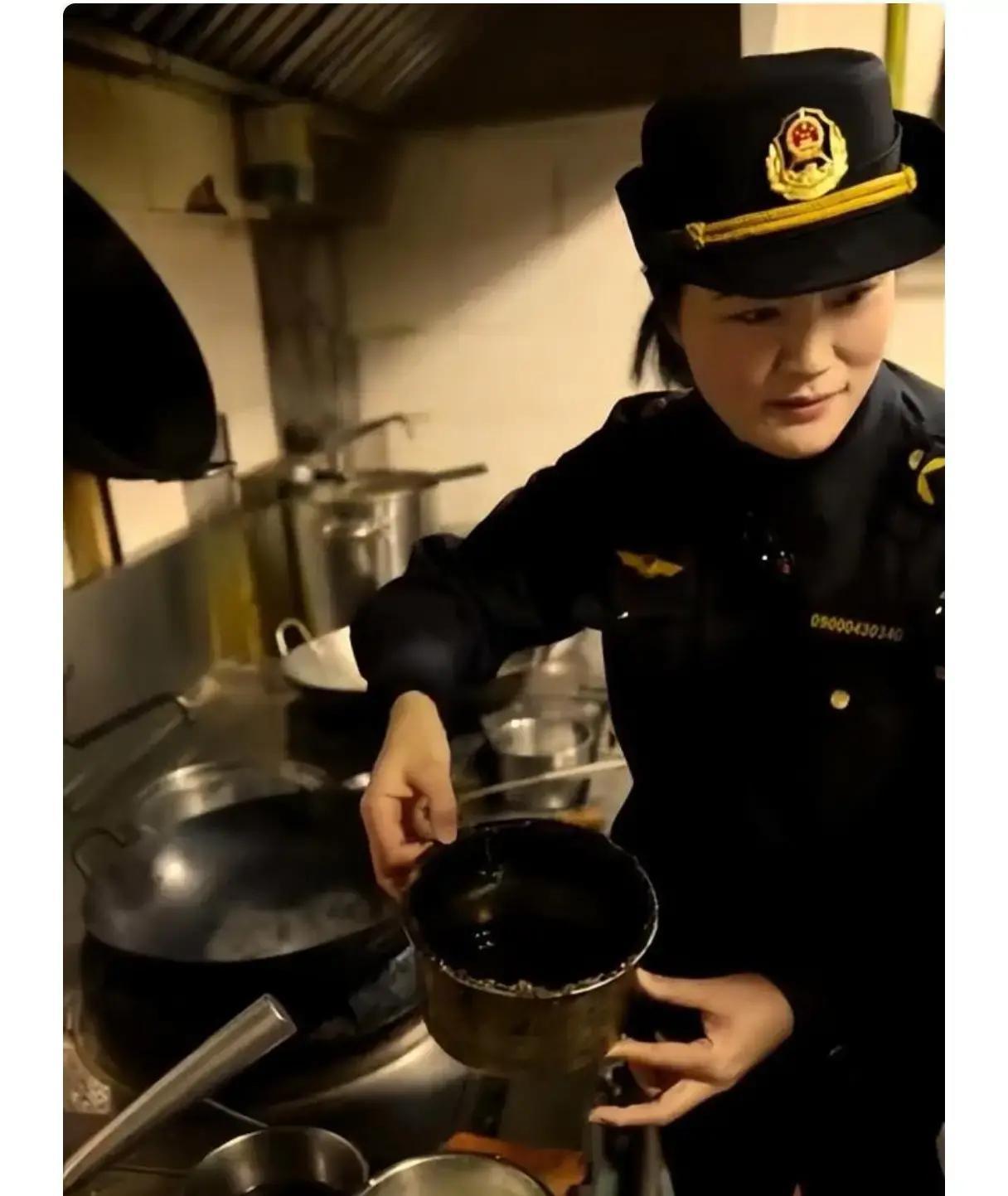 最近，上海一家网红黄鱼面馆“翻车”了！徐汇区市场监管局突击检查，发现这家店后厨脏