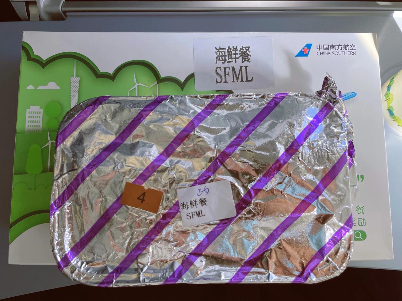 第一次体验南航的特殊餐食
海鲜餐味道还不错 虾🍤很多
特殊餐食是免费的 南航有