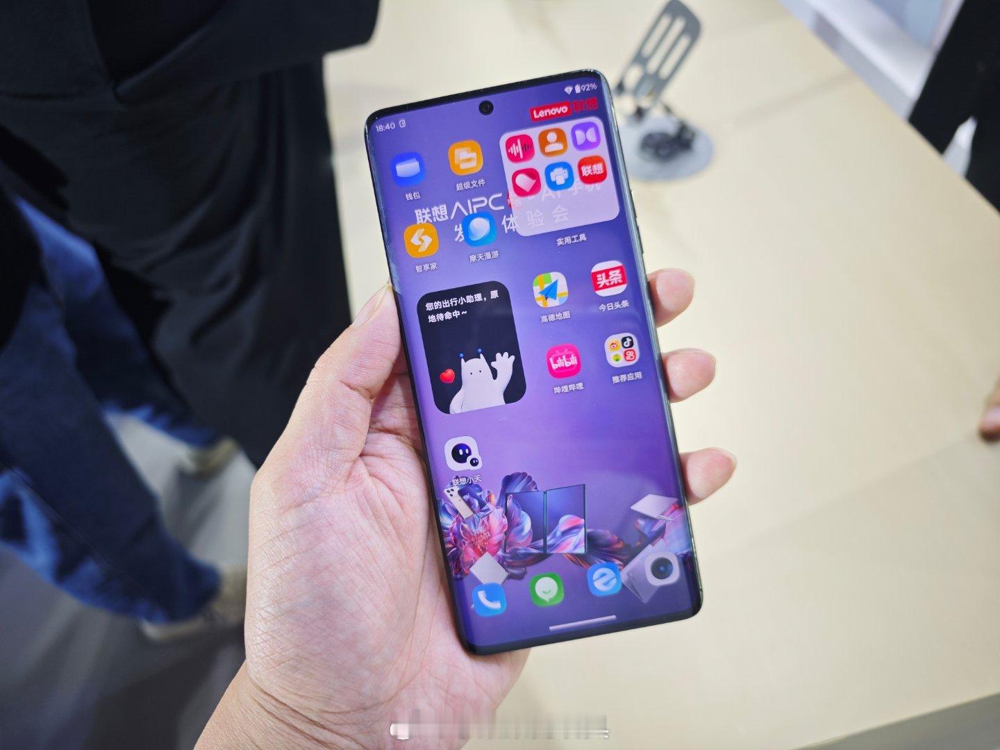联想的首款AI手机——moto X50 Ultra三色上手实拍这次一体化做的不错